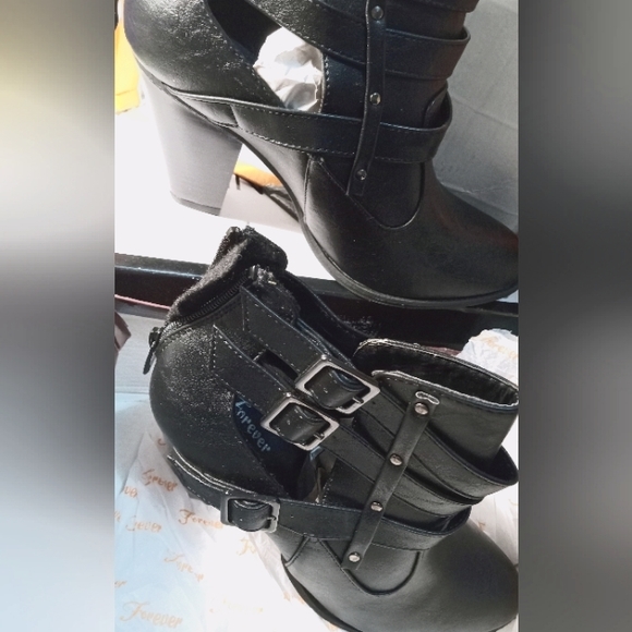 Forever Women's Chunky Block Heeled Ankle Booties Size 8.5 - Picture 5 of 5